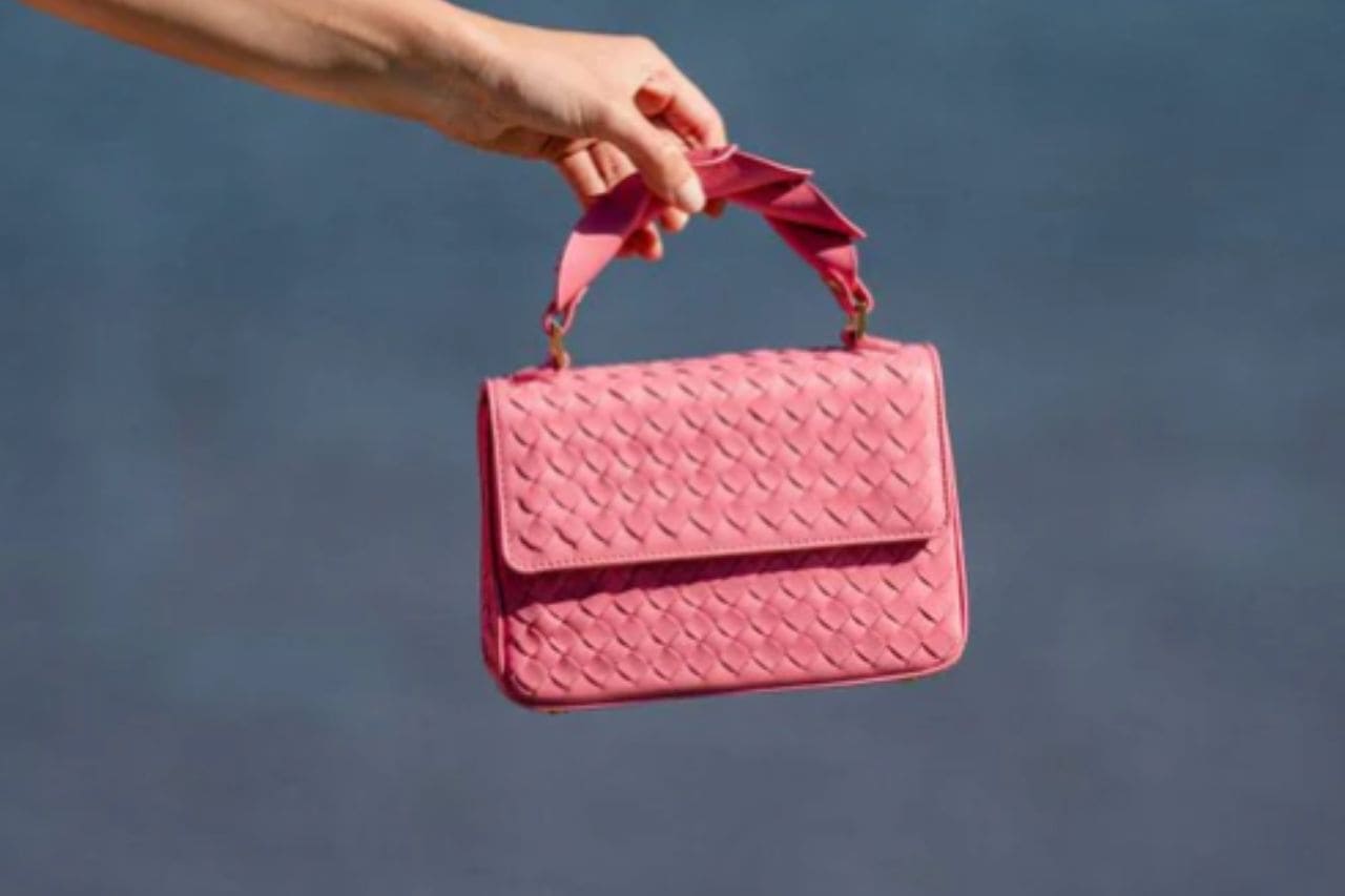 Complementa tu outfit con estilo: bolsos de Pons Quintana para verano
